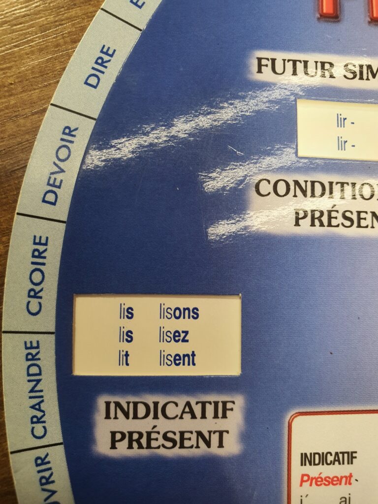 Seu aprendizado de verbos em francês será mais fácil  com a Roda de Verbos. Uma ferramenta facil e divertida para aprender a conjugação francesa. Contém 38 modelos com os verbos mais freqüentes.